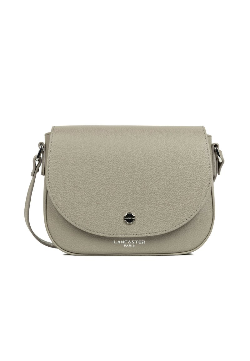 Grijze leren crossbodytas met een overslagklep, ronde metalen details en een ingebossed logo. Voorzien van een afneembare riem voor veelzijdigheid.