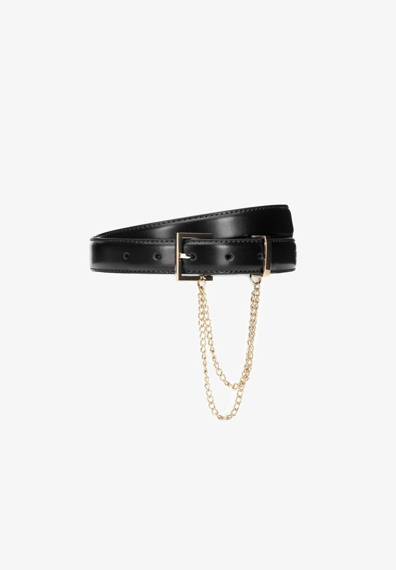 Ceinture en cuir noir avec boucle rectangulaire dorée et deux chaînes dorées suspendues, présentée enroulée sur un fond blanc.