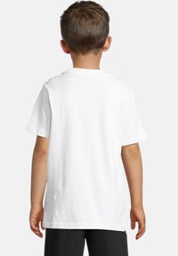 Balta kokvilnas t-krekls bērniem ar klasisku apaļu kakla izgriezumu, īsām piedurknēm un brīvu piegulumu, skatīts no aizmugures.