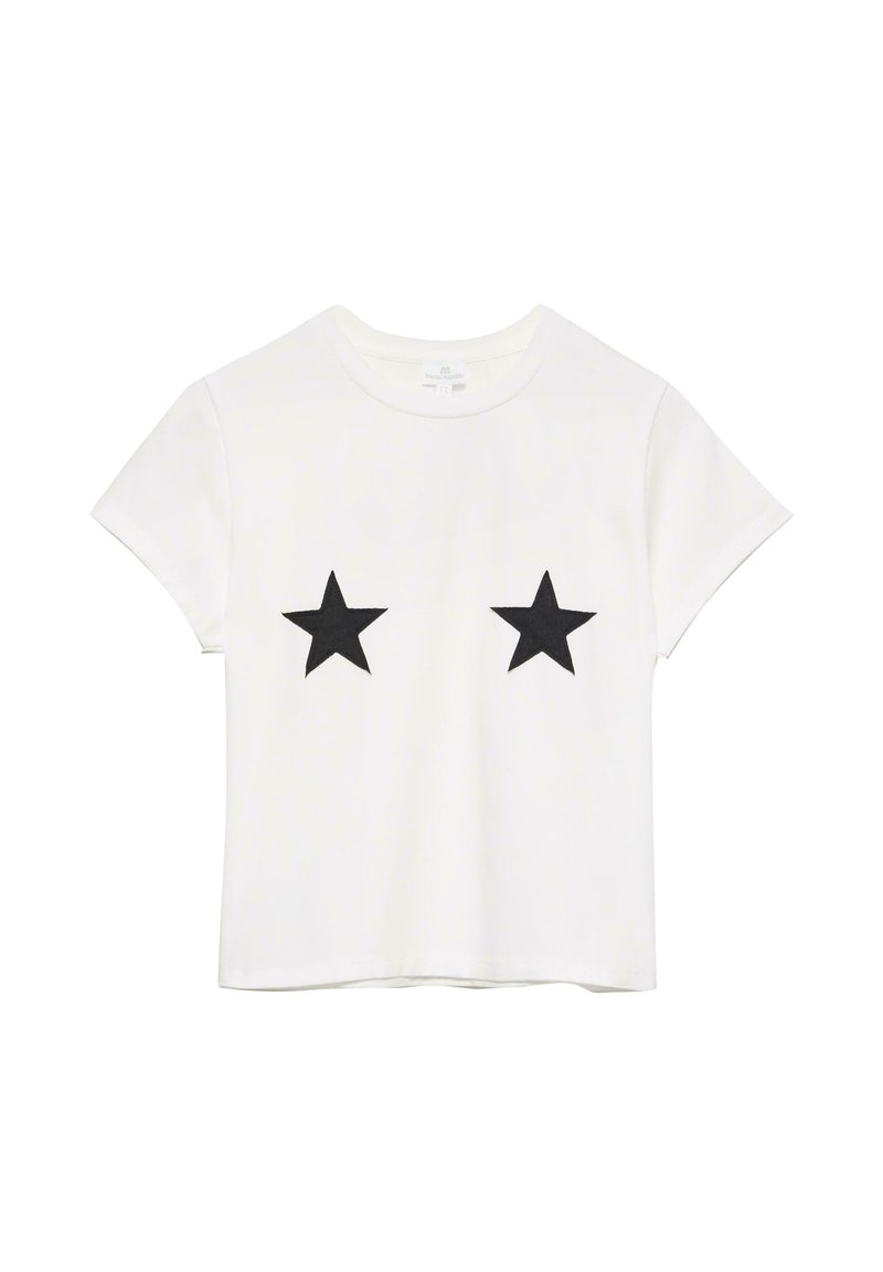 Witte katoenen t-shirt met twee zwarte stervormen aan de voorkant, korte mouwen en een ronde hals. Zachte textuur, relaxte pasvorm.
