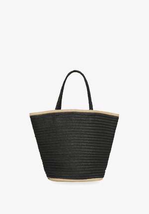 Fekete szövött válltáska bézs szegéllyel és egyetlen fogantyúval, trapéz alakú, fent szélesedik, egyszínű háttér előtt.