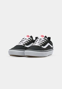 Schwarze Sneakers mit weißen Schnürsenkeln, Obermaterial aus Leder, weißem Seitenstreifen, gepolsterter Ferse und weißer Gummisohle mit strukturierten Griffdetails.