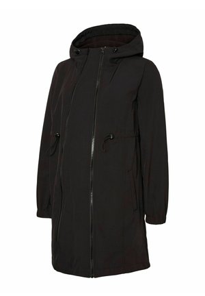 Crna duga jakna s kapuljačom, s patentnim zatvaračem, remenom za stezanje u struku i elastičnim manžetama. Izrađena od glatkog tkanja. Nema vidljivih uzoraka.