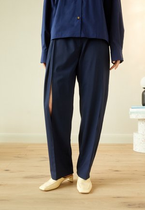 TAPERED PANTS WITH VERTICAL SLIT KNEES - Pantalon classique - light navy