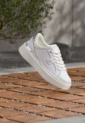 Tommy Hilfiger, PLATFORM CHIC - Αθλητικά παπούτσια - white/silver-coloured