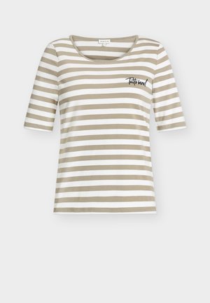Beige-weiß gestreiftes Kurzarmshirt mit Rundhalsausschnitt und kleinem schwarzem Text auf der linken Brust.