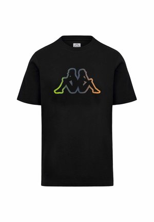 T-shirt nera a maniche corte con un logo centrale che mostra due sagome sedute schiena contro schiena, delimitate da un gradiente di verde, blu e arancione.