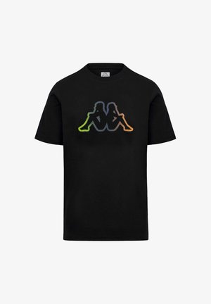 T-shirt nera a maniche corte con un logo centrale che mostra due sagome sedute schiena contro schiena, delimitate da un gradiente di verde, blu e arancione.