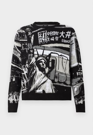 Pull en tricot noir et gris mettant en avant un design graphique de la Statue de la Liberté et des éléments urbains, avec un col et un ourlet côtelés.