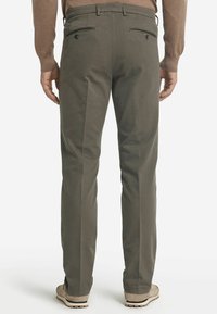 Olivegröna chinos i bomullsblandning. Har bakfickor med knappstängning, slim fit-design och raka ben.