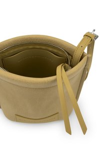 Borsa a secchiello in pelle gialla senape con texture liscia, forma arrotondata, chiusura con zip in argento e tracolla regolabile. Fodera interna.