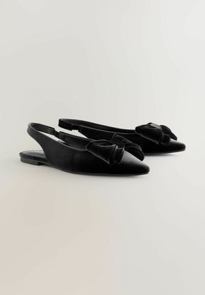 Sorte flade slingback sko i fløjl med spidse tæer og stofsløjfe foran. Lav hæl og blød tekstur, minimalistisk design.