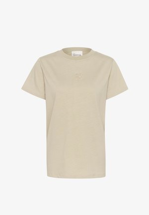 Šviesiai smėlinis trumpas rankovėmis marškinėliai, pagaminti iš minkštos medžiagos, su apvaliu kaklu ir subtiliu išliejamu logotipu krūtinėje.