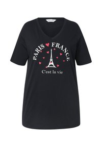 Černé bavlněné tričko s V-výstřihem, na kterém je bílý text "PARIS FRANCE" a "C'est la vie" s růžovou barvou na věži Eiffelovy, obklopenou srdíčky.