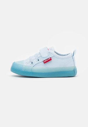 Basket en toile bleu clair avec une semelle en caoutchouc bleu dégradé, équipée d'une bride à Velcro, d'œillets pour lacets et d'une étiquette rouge avec le logo Levi's.
