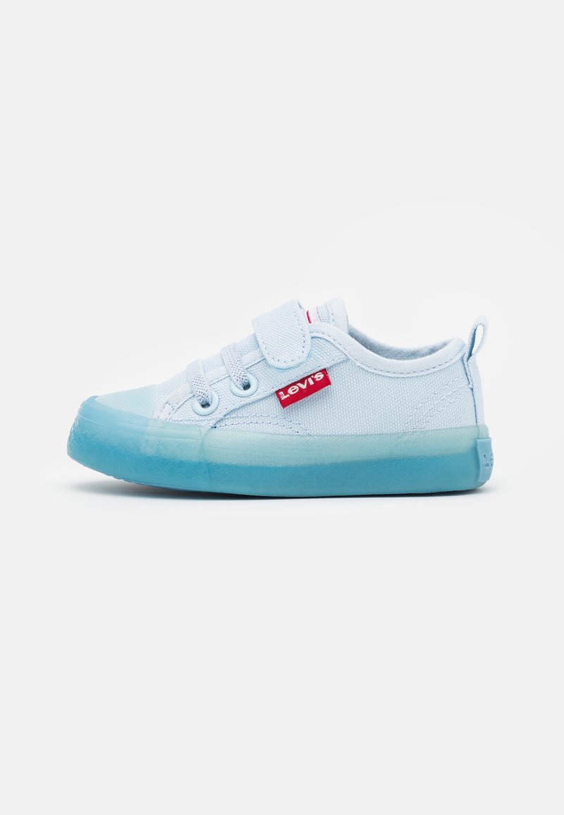 Basket en toile bleu clair avec une semelle en caoutchouc bleu dégradé, équipée d'une bride à Velcro, d'œillets pour lacets et d'une étiquette rouge avec le logo Levi's.
