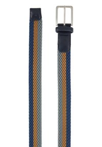 Flettet stofbælte med navy, grå og brune striber, med lædertip og en sølvmetal spænde. Struktureret og fleksibel design.