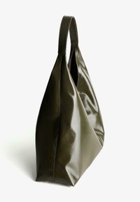 Olive zeleno usnjeno torba, trikotne oblike z gladko, sijočo teksturo in enojnim zaobljenim ročajem. Minimalno šivanje vidno.