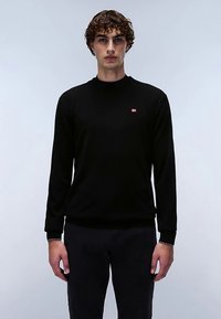 Maglione nero a maniche lunghe realizzato in tessuto morbido, con scollo rotondo e piccolo logo ricamato sul petto.