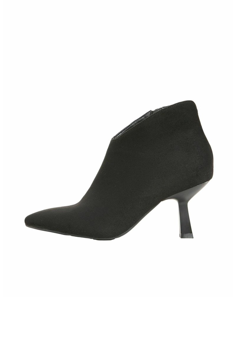 Botín negro de ante con punta afilada, tacón stiletto delgado y acabado suave. Diseño de corte alto con un aspecto minimalista.