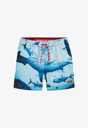 Badeshorts mit einem blauen Hai-Muster, rotem Kordelzug, elastischem Bund und Markenlabel an der unteren Seite.