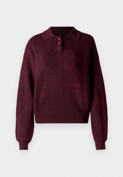 Suéter de punto burdeos con cuello tipo camisa, tapeta de tres botones, mangas largas y puños y dobladillo acanalados.