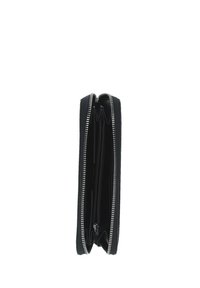 Portafoglio in pelle nera, chiusura con zip, forma rettangolare, scomparti interni, superficie liscia, dettagli in metallo argentato lungo la zip.