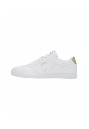 Białe sportowe sneakersy z gładką skórzaną cholewką, perforowanym wzorem, okrągłym noskiem, białą podeszwą i małym metalicznym złotym akcentem na pięcie.