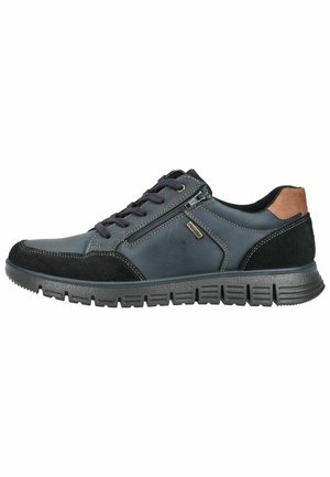 Schwarzer und dunkelgrauer Freizeitsneaker mit seitlichem Reißverschluss, Schnürdesign, strukturierter Sohle und hellbraunem Akzent am Fersenkragen.