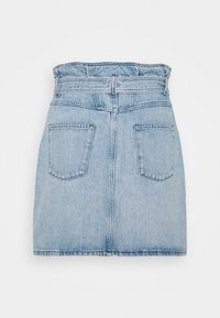 Ljusblå denim mini kjol med en åtsittande midja, framknäppning och två bakfickor. Har en slät textur och rena sömmar.