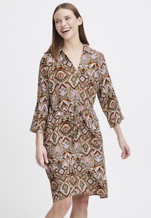Robe à motifs avec un décolleté en V, des manches trois quarts et une taille cintrée. Les couleurs incluent du rose, de l'orange, du vert et du marron, ornées de motifs complexes.