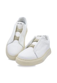 Białe skórzane wsuwane buty z elastycznymi paskami, gładką fakturą, zaokrąglonym noskiem i beżową gumową podeszwą. Minimalistyczny design.
