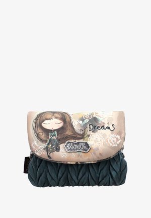 Bolsa de mano de tela multicolor con base verde texturizada, que presenta una ilustración de una niña con un gato y las palabras "el mundo de los sueños".