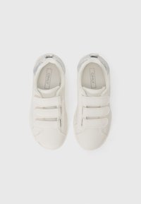Hvide sneakers med tre velcro-stropper, en glat læderoverdel og en metallisk sølvaccent på hælen. Rundet tådesign.
