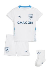 El conjunto de deportes juvenil blanco incluye una camiseta de manga corta, pantalones cortos y calcetas. Presenta acentos azules, logotipos y una cinturilla elástica.
