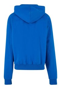 Sudadera azul con un bolsillo frontal y capucha con cordón. Presenta puños y cinturilla de canalé, hecha de una tela suave con una textura lisa.