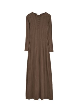 Vestido largo marrón de punto acanalado con mangas largas y una corta tapeta de botones en el pecho, exhibido sobre un fondo blanco.