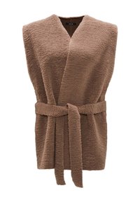 Veste sans manches en polaire marron avec un col en V et une ceinture assortie nouée autour de la taille, fabriquée en tissu doux et texturé.
