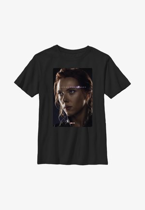 Sort T-shirt med et trykt portræt af en kvinde med rødt hår, iført et sort outfit, og teksten "AVENGE THE FALLEN" ovenfor.