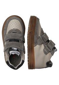 Scarpe alla caviglia grigie e crema con cinturini a strappo, materiali scamosciati e sintetici, punta rotonda e suole in gomma testurizzata.