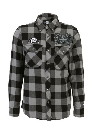 Juodas ir pilkas languotas flanelinis marškinis su ilgomis rankovėmis, snap užtrauktukais, dviem krūtinės kišenėmis ir pleistrais, kuriuose pavaizduota „Ozzy Osbourne“ logotipas ir šikšnosparnio dizainas.