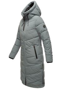 Manteau rembourré gris avec un col haut, une capuche, des poches latérales zippées et des accents noirs contrastants aux manches et à la fermeture éclair. Texture lisse, longueur mi-cuisse.