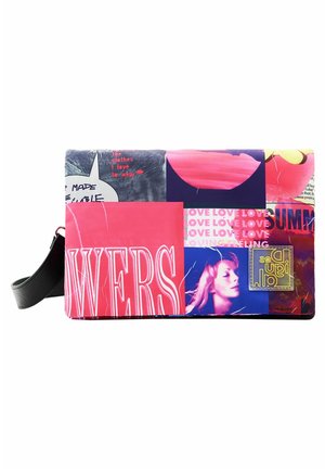 Farverig rektangulær clutch-taske med collage-stil design, der inkluderer tekst, en kvindes ansigt, læber og abstrakte grafiske elementer, med en sort håndledsrem.