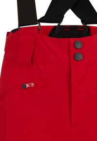 Pantaloni impermeabili rossi con bretelle nere regolabili, dotati di una tasca frontale con zip, chiusura a doppio bottone nero e texture liscia.