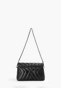 Bolso de mano de cuero negro con un patrón de espiga acolchado, forma rectangular y una correa de cadena, que cuenta con un cierre de cremallera en la parte superior.