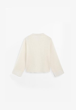 Lys beige sweater med et struktureret strikdesign, lange ærmer, krave og kontrasterende lysere manchetter. Rundt nedre bagtil.