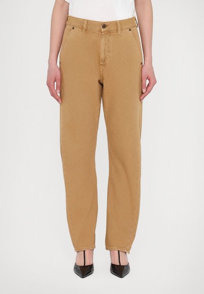 Khaki-kleurige denim broek met een rechte pasvorm, zijzakken en een knoopsluiting op de taille, gecombineerd met puntige zwarte hakken.