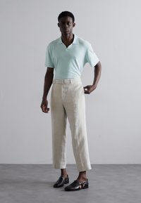 OFFICINE GENERALE HOCHE NATURAL - Pantaloni chino - natural