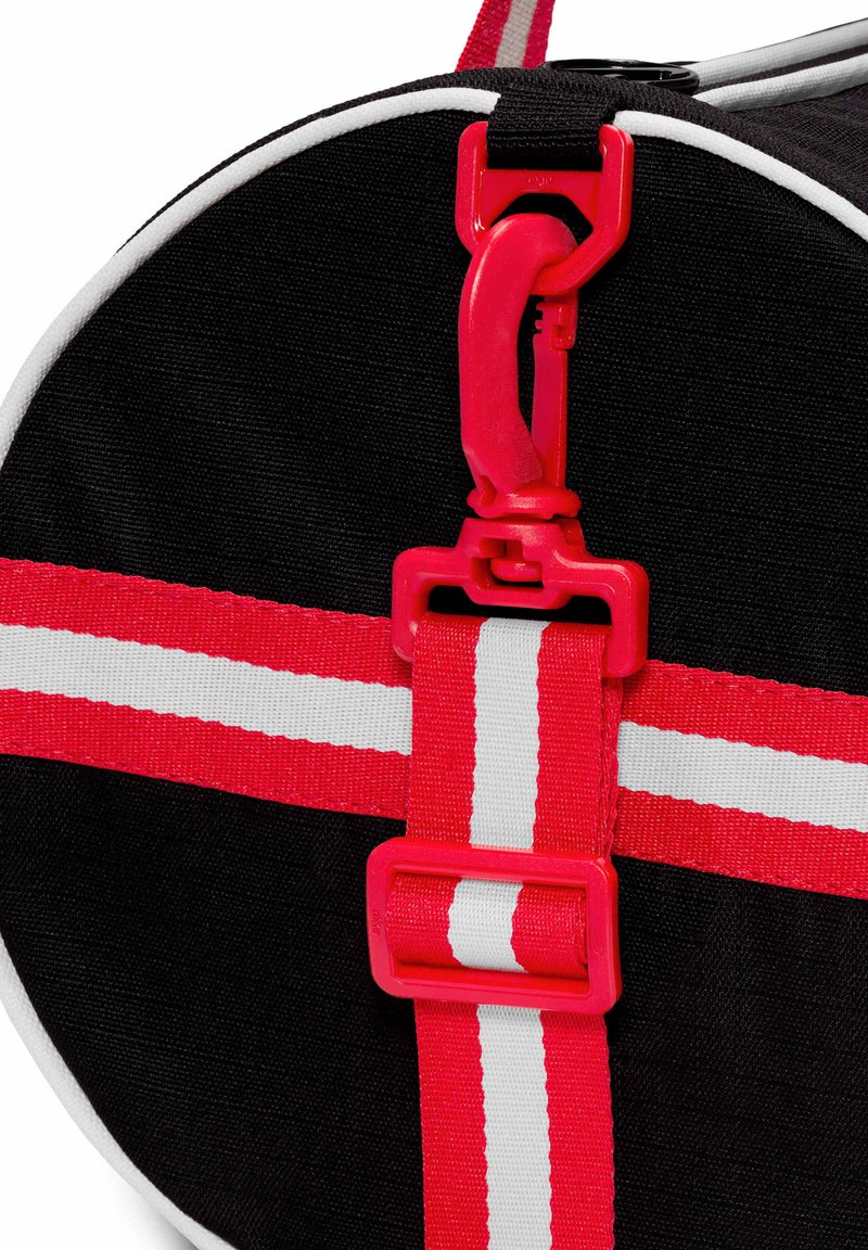 Borsa di stoffa nera con rifiniture bianche e tracolle a righe rosse e bianche, bloccate da una chiusura in plastica rossa e fibbia regolabile.