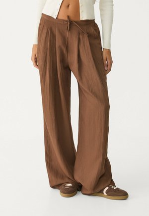 FLOWING TEXTURED WITH DARTS - Trousers - brown